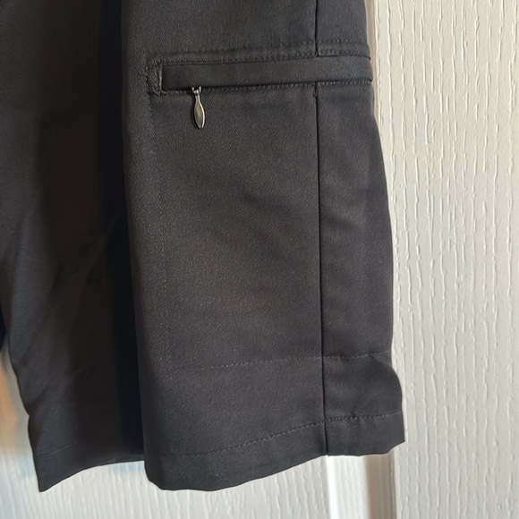 Men’s Izod 32” Black Golf Shorts with Zippered Side Pockets - Picture 3 of 4